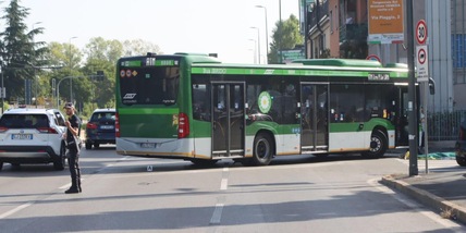Autobus travolge una moto in centro a Milano, 4 feriti