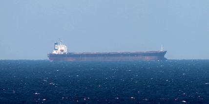 Oman, petroliera colpita da nave carica di esplosivo, un morto