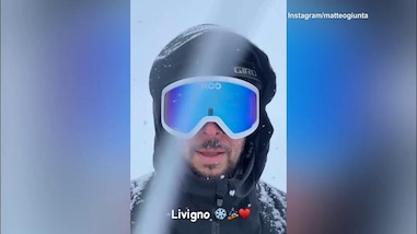 Matteo Giunta sommerso dalla neve: "Livigno best place"
