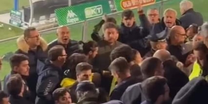 Rocchi, bufera in Serie B: banconote sventolate, insulti e stadio in rivolta. Cosa è successo