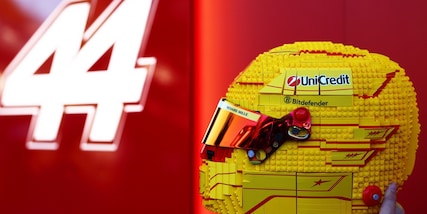 Ferrari, il casco di Lewis Hamilton diventa un Lego