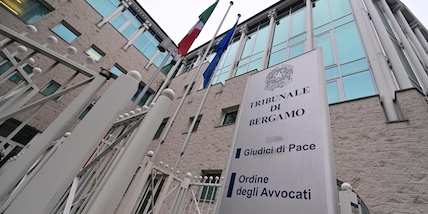 Cosparso di benzina minaccia di darsi fuoco davanti al Tribunale a Bergamo