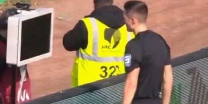 "Stacchiamo la spina al Var", espongono lo striscione e lo fanno davvero: cosa è successo e dove