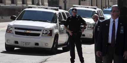 Sparatoria in una sinagoga in Michigan, auto contro il complesso