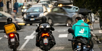 Cgil, i rider in piazza 'turni fino a 10 ore al giorno, 2-4 euro a consegna'