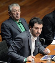 Coro a Pontida contro Salvini, 'molla la camicia verde, vergogna'