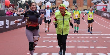 Il 93enne Antonio Rao al traguardo della 31^ Acea Run Rome The Marathon