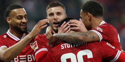 Manita Stoccarda e Augsburg travolto: Hoeness è 3º. Eintracht ko, bene il Friburgo Manita Stoccarda e Augsburg travolto: Hoeness è 3º. Eintracht ko, bene il Friburgo