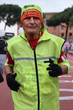 Il 93enne Antonio Rao al traguardo della 31^ Acea Run Rome The Marathon
