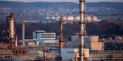 ++ Il petrolio prosegue la discesa, il brent a 98,5 dollari ++