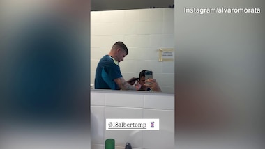 Alvaro Morata, parrucchiere fatto...in casa: è Alberto Moreno!