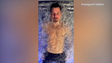 Ibra in acqua: il dirigente si rilassa così