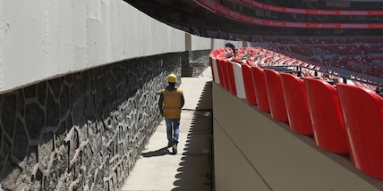 Tragedia all'Azteca prima di Messico-Portogallo: un tifoso precipita dalla tribuna e perde la vita
