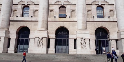 Borsa: Milano accelera (+0,8%), balzo di Ferrari e Saipem