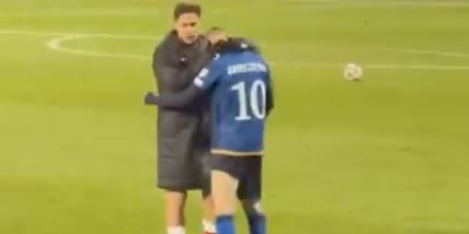 Yildiz lascia la Turchia e corre da Zhegrova: la scena Juve che emoziona Yildiz lascia la Turchia e corre da Zhegrova: la scena Juve che emoziona