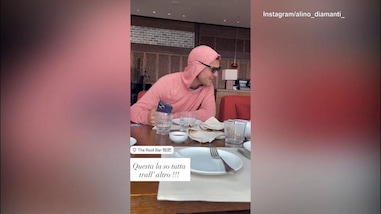 Diamanti canta al ristorante