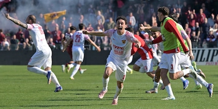 Benevento in festa, è di nuovo in Serie B dopo tre anni: a Salerno la vittoria decisiva