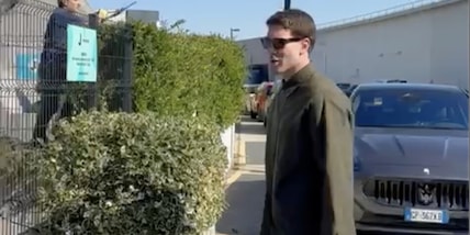 Vlahovic, l'arrivo al J medical dopo il risentimento al polpaccio