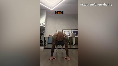 Henry, che forza: flessioni a ritmo!