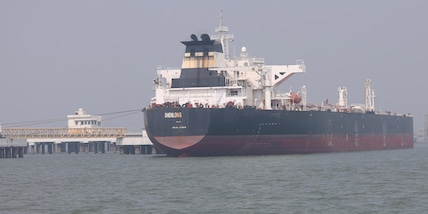 Prima petroliera non iraniana attraversa Hormuz dal cessate il fuoco
