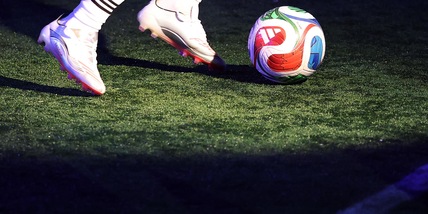 Arbitro chiede permesso di soggiorno a due calciatori migranti, polemiche nel Padovano