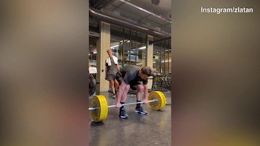 Ibra, che forza: solleva i pesi in maniera impressionante!