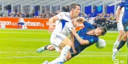 Acerbi tira giù Douvikas e si porta via la maglia: Inter-Como, per Sozza è tutto ok