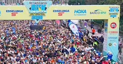 Stramilano 2026, con HOKA si “vola”: performance e gioia del movimento al centro della corsa nel cuore di Milano