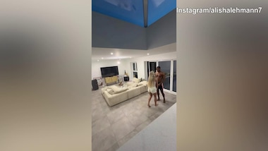 Alisha Lehmann e McKenzie, baci e palleggi in casa