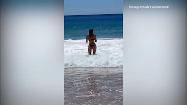 Alessia Marcuzzi in spiaggia in Brasile