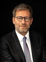 I ricavi di Armani a 2.192 milioni nel 2025 (-2,8%), cresce l'utile operativo