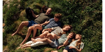 A piedi nudi nel parco, William e Kate celebrano i 15 anni di matrimonio