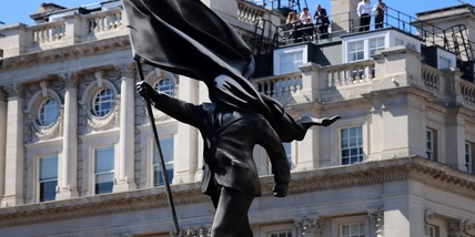 Banksy ricompare con una statua nel cuore di Londra, e sfida l'imperialismo