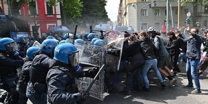 Autonomi a Torino contro forze dell'ordine, carica in risposta
