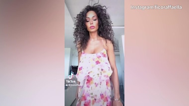 Il sexy balletto sui social di Raffaella Fico 'incendia' il web