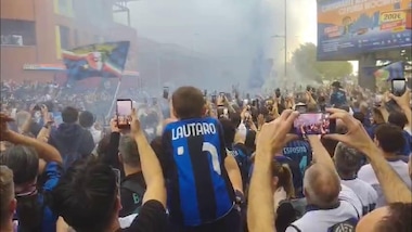 Inter, che delirio a San Siro per l'arrivo del pullman