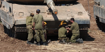 Nuova foto shock, soldato Idf mette una sigaretta in bocca a statua di Maria
