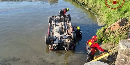 Minivan finisce dentro un canale nel Veneziano, tre morti