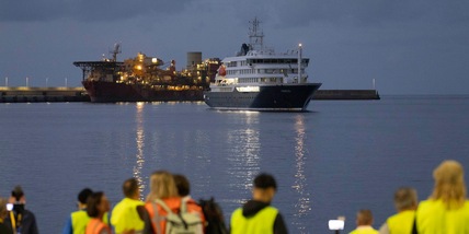 Cominciato lo sbarco dei primi passeggeri dalla nave Hondius