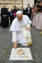 In piazza S.Pietro, il Papa prega davanti alla targa dell'attentato a Wojtyla