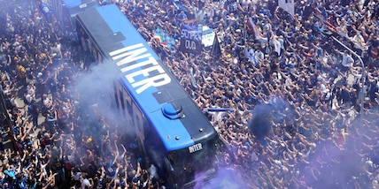 Festa Inter, pullman parte da San Siro tra due ali di folla