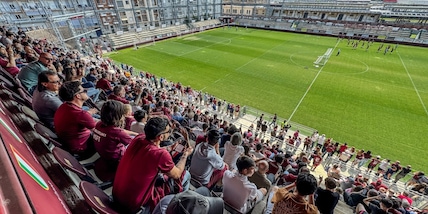 Torino, all'allenamento 1500 tifosi tra cori e contestazioni: per il derby tornano anche gli ultras