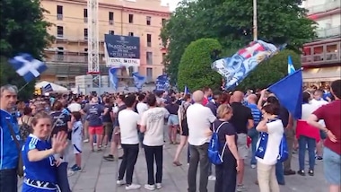 Como, pullman scoperti per la città: scatta la festa Champions League