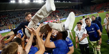 Il Como festeggia la Champions, pullman scoperti in giro per la città