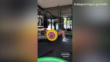 Lady Martinez, che forza: solleva pesi senza troppa fatica!
