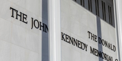 Giudice Usa, 'illegittimo il nome di Trump al Kennedy Center, va rimosso'