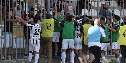L'Ascoli torna in Serie B dopo due anni: battuto il Brescia per 3-0. È festa al Del Duca