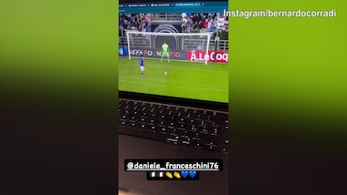 Italia Under 17 Campione d'Europa, Corradi festeggia davanti alla televisione
