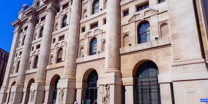 Borsa: Milano gira in positivo (+0,2%), sprint di Mps e Mediobanca