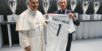 Florentino Perez accoglie Papa Leone XIV al Bernabeu: in dono la maglia del Real Madrid